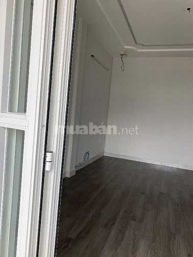 NMT đối diện cổng chính chợ Phạm Văn Hai. 