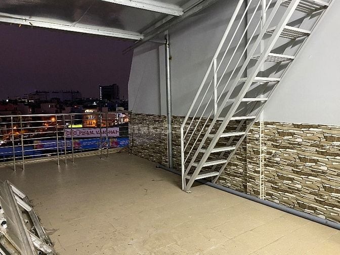 NMT đối diện cổng chính chợ Phạm Văn Hai. 