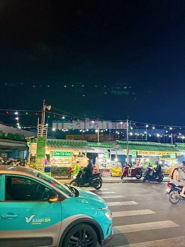NMT đối diện cổng chính chợ Phạm Văn Hai. 