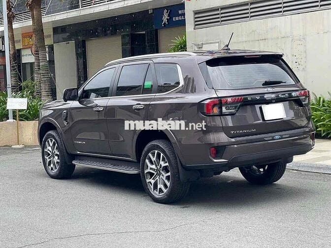 Ford Everest 2024 Titanium 2.0L 4x2 AT - 5000 km