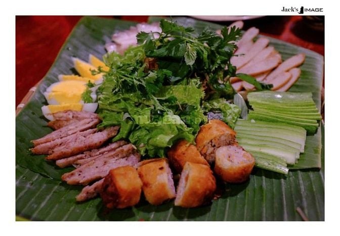 TUYỂN PHỤC VỤ NHÀ HÀNG Ở QUẬN 3