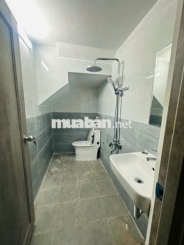 Nhà 2 tầng mới xây, nhà đẹp kiên cố là tâm huyết của gia đình.