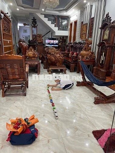 BÁN NHÀ 4 TÂNG MẶT TIỀN NGUYỄN VĂN CỪ KDC HỒNG PHÁT