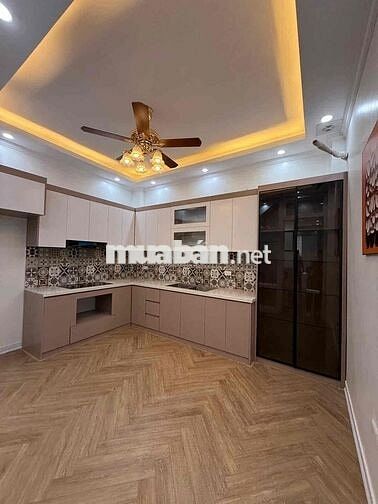 Bán nhà ngõ thông kd Nguyễn Khang 40m 6 tầng ô tô vào nhà giá 17.9