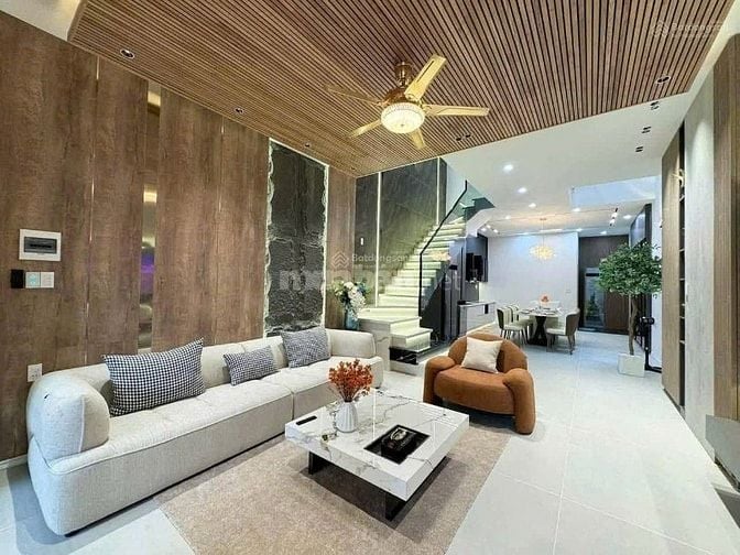 Cô chú lớn tuổi về quê - bán gấp căn nhà Lê Hồng Phong - Quận 10 