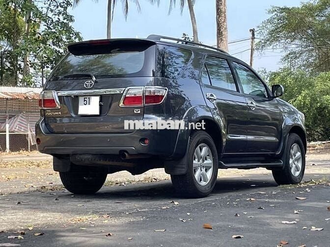 Toyota Fortuner 2010 máy xăng số tự động