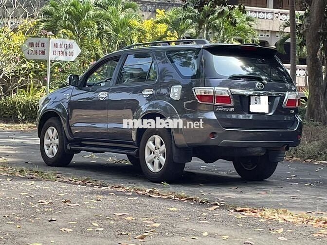 Toyota Fortuner 2010 máy xăng số tự động