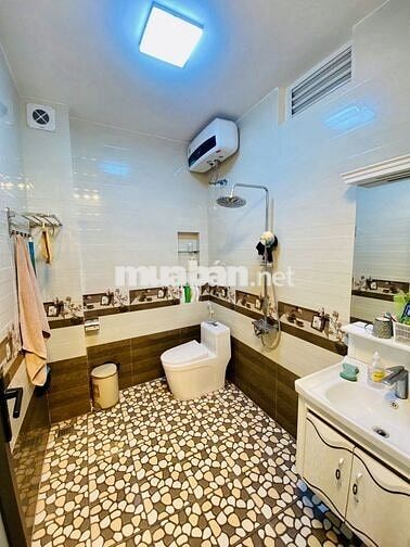 Bán Nhà Hồng Tiến - Ô tô - 2 Thoáng - Tặng full NT gỗ hiếm gần 2 Tỷ