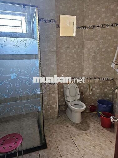 Trống 1 PN lớn WC riêng trong phòng thích hợp ở đông người