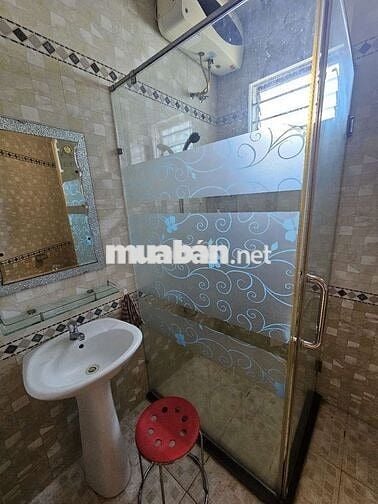 Trống 1 PN lớn WC riêng trong phòng thích hợp ở đông người