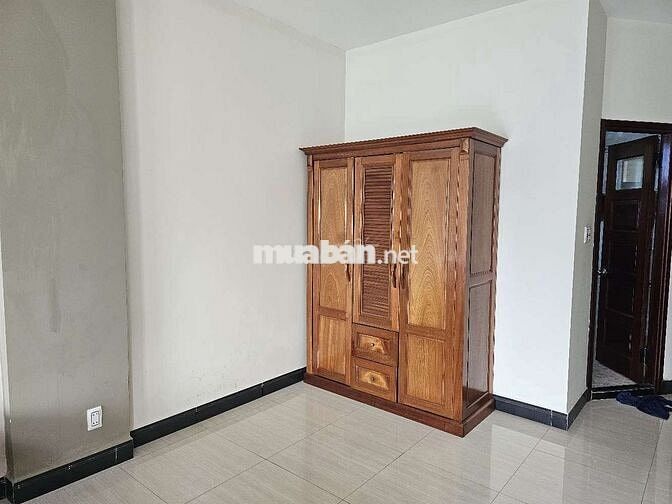 Trống 1 PN lớn WC riêng trong phòng thích hợp ở đông người