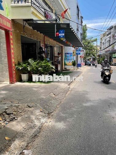 Bán nhà tặng xe oto và trạm sạc