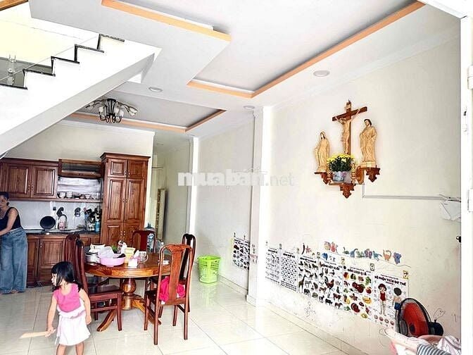Cần bán nhà 1 trệt 1 lầu , gần chợ Tân Vạn , Bến xe buýt 150