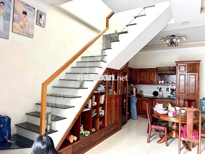 Cần bán nhà 1 trệt 1 lầu , gần chợ Tân Vạn , Bến xe buýt 150