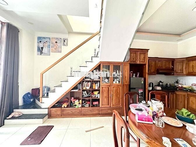 Cần bán nhà 1 trệt 1 lầu , gần chợ Tân Vạn , Bến xe buýt 150