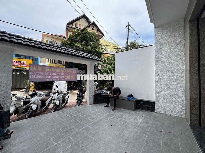 Cho Thuê Mặt Bằng Kinh Doanh Góc 2 Mặt Tiền Ngay Dương Quảng Hàm