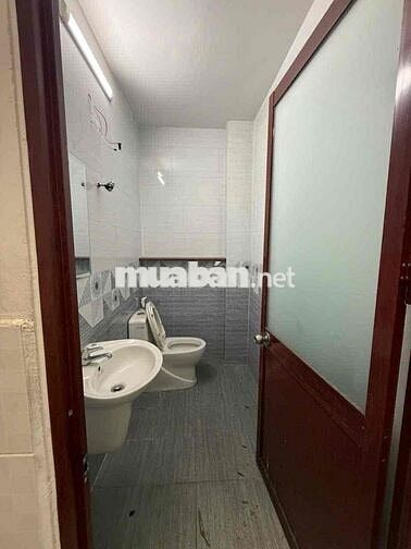 nhà 5x20m đúc lửng trệt trống suốt có 2pn 2wc