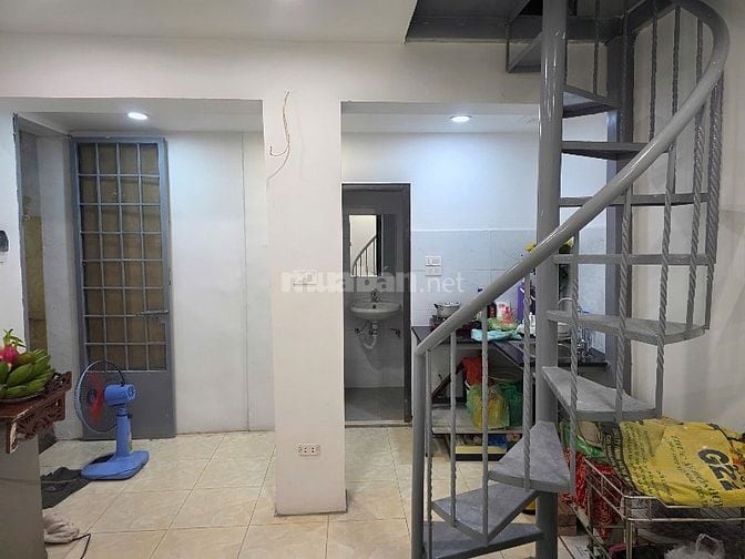 Cho thuê cả nhà 3 tầng sạch sẽ
