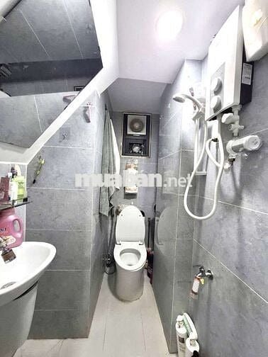 Đường Trần Hưng Đạo Q5,DTSD 40,2PN,2WC.Hoàn Công Đủ,Vào Ở Ngay........