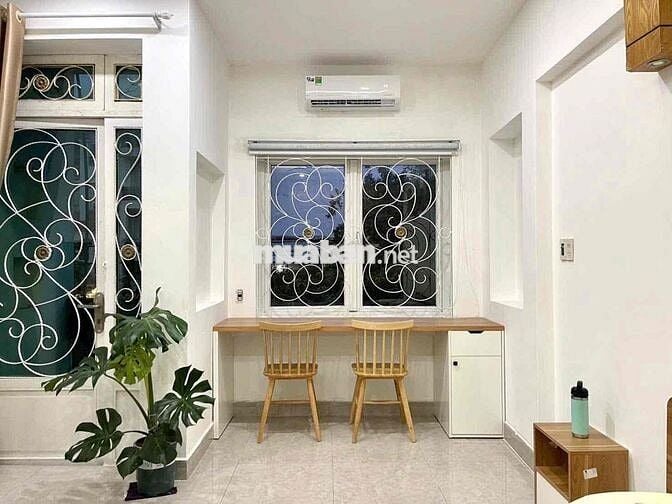 Phòng có ban côg, rộng rãi, ở 3 bạn, xe thì free, tiện qua STU, SGU,..