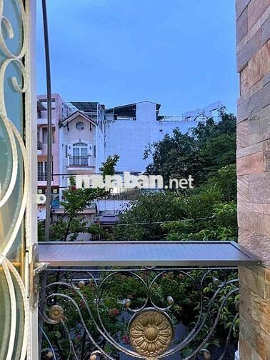 Phòng có ban côg, rộng rãi, ở 3 bạn, xe thì free, tiện qua STU, SGU,..