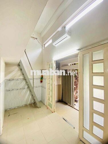 Phòng trọ cao cấp có Gác và Sân mặt trước 4tr8 có máy lạnh 30m2
