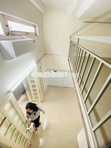 Phòng trọ cao cấp có Gác và Sân mặt trước 4tr8 có máy lạnh 30m2