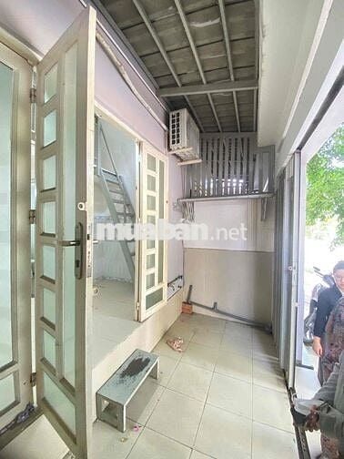 Phòng trọ cao cấp có Gác và Sân mặt trước 4tr8 có máy lạnh 30m2