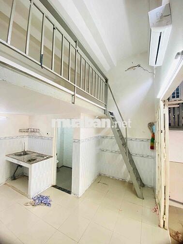 Phòng trọ cao cấp có Gác và Sân mặt trước 4tr8 có máy lạnh 30m2