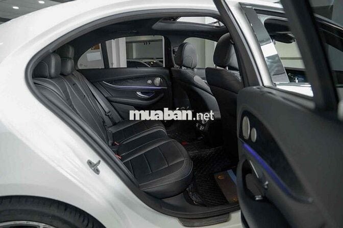 Mercedes Benz E Class 2022 E300 AMG - Bank 90%