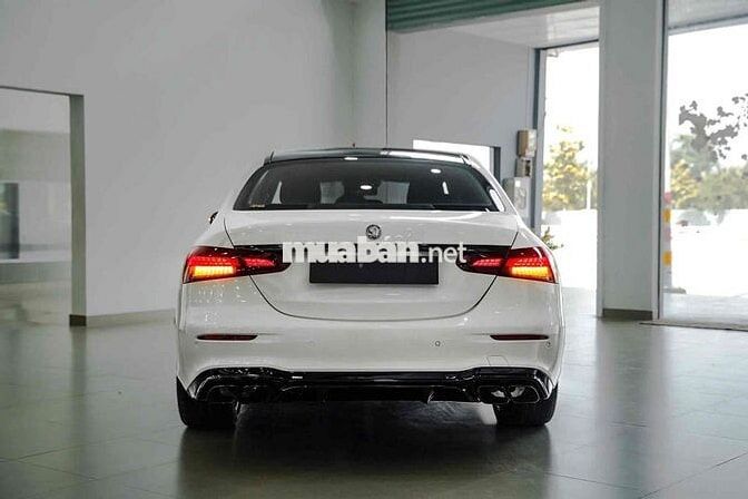 Mercedes Benz E Class 2022 E300 AMG - Bank 90%