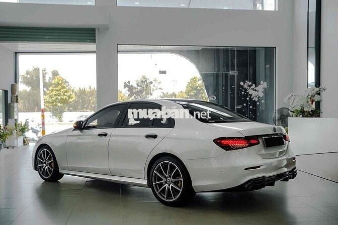 Mercedes Benz E Class 2022 E300 AMG - Bank 90%