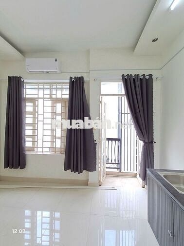 Phòng full nội thất BAN CÔNG, rộng mới ngay ngã 4 Lạc Long quân -Âu Cơ
