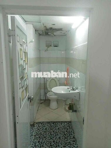 nhà trệt lầu 3pn 2 wc đường xe tải