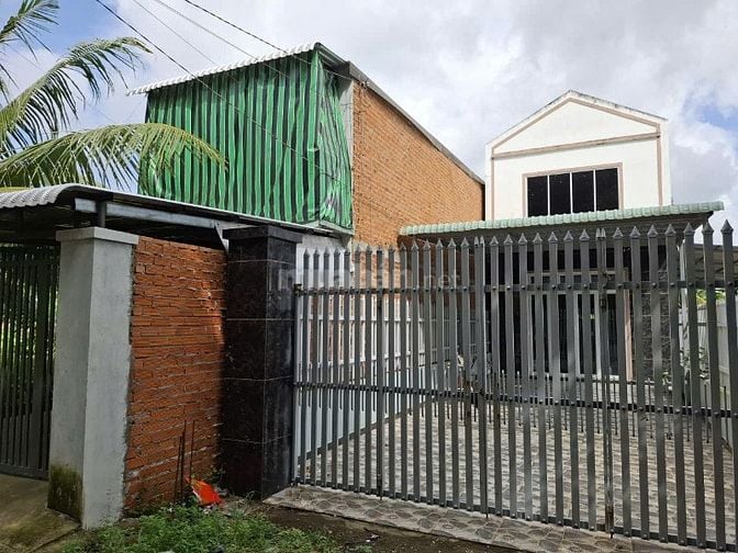 1 căn nhà và 9 phòng trọ. 300m2 có thổ.  Gần KCN. 1,45 tỷ