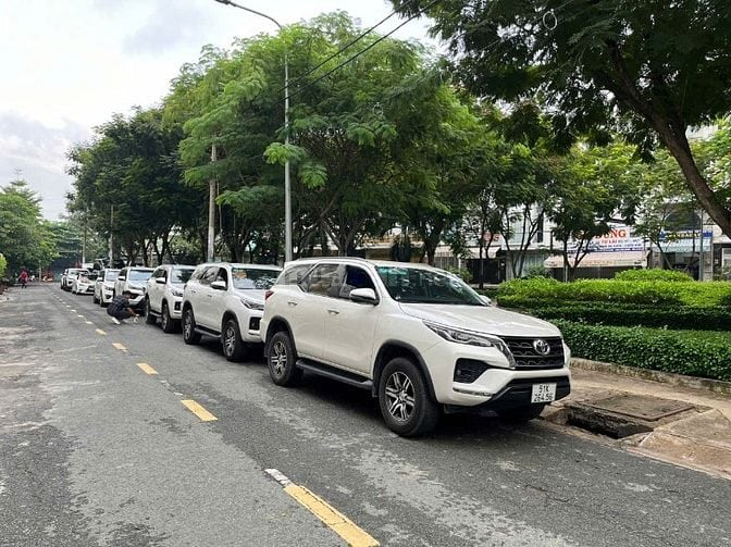 Phi Dung chuyên cho thuê xe  Limousine cao cấp đời mới 
