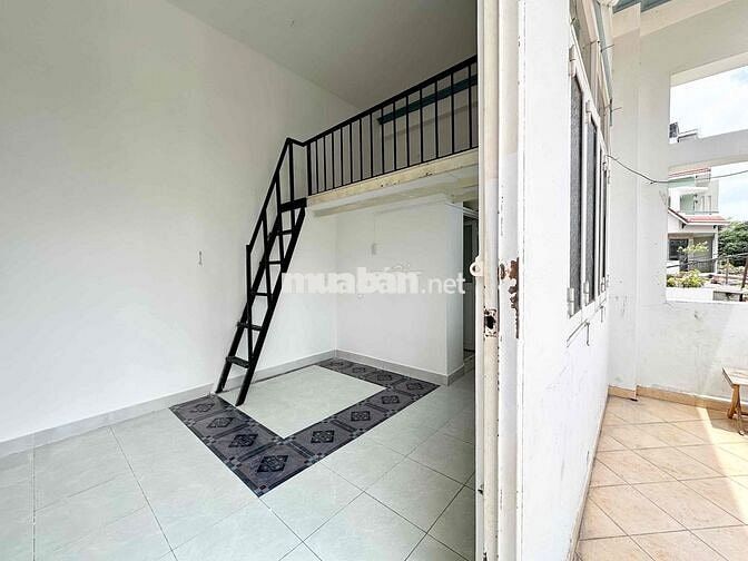 GÁC CAO BAN CÔNG , CỬA SỔ , RỘNG 25m2 , FREE XE
