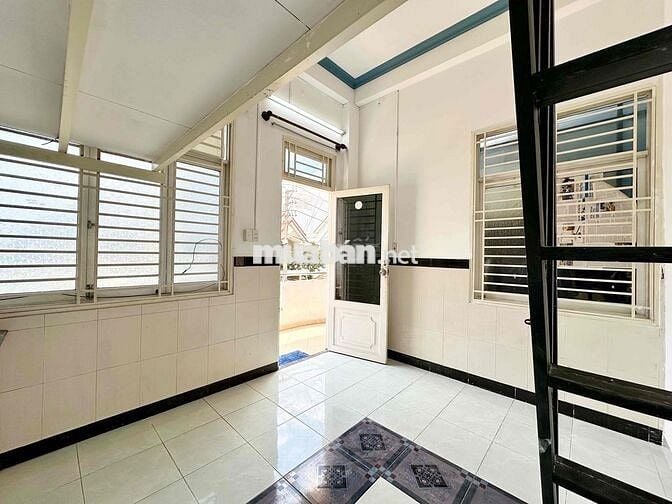 GÁC CAO BAN CÔNG , CỬA SỔ , RỘNG 25m2 , FREE XE