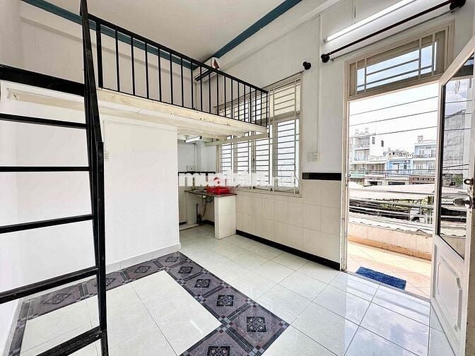 GÁC CAO BAN CÔNG , CỬA SỔ , RỘNG 25m2 , FREE XE