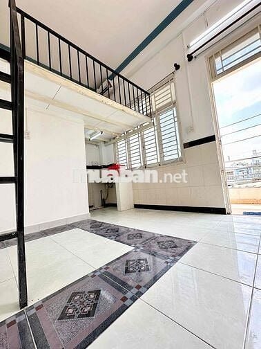 GÁC CAO BAN CÔNG , CỬA SỔ , RỘNG 25m2 , FREE XE