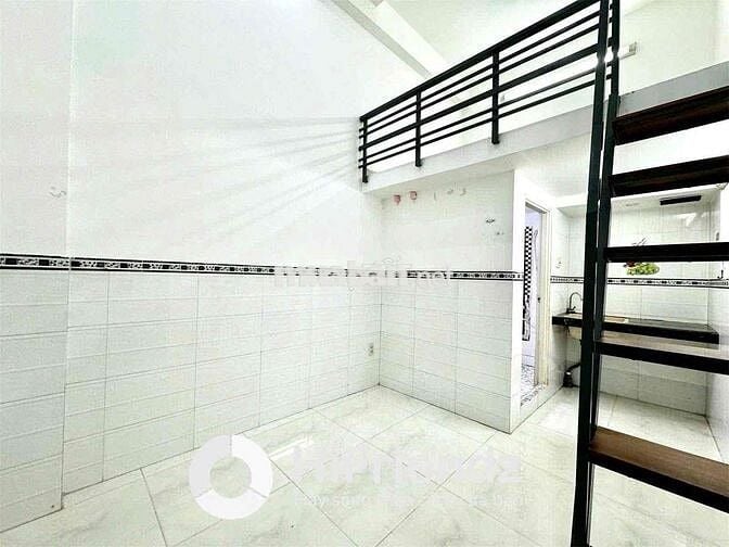 Phòng gác cao 2m, có máy lạnh, bếp, nvs riêng, ngay cầu chữ Y, UEH,SGU
