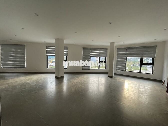 Mặt bằng kd siêu đẹp 3 mặt tiền, view vườn hoa, sát trường học