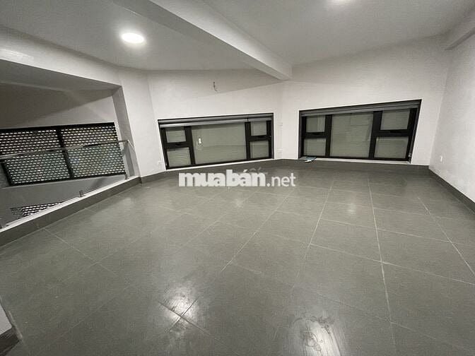 Mặt bằng kd siêu đẹp 3 mặt tiền, view vườn hoa, sát trường học