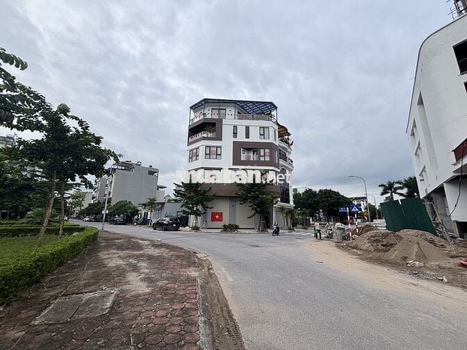 Mặt bằng kd siêu đẹp 3 mặt tiền, view vườn hoa, sát trường học