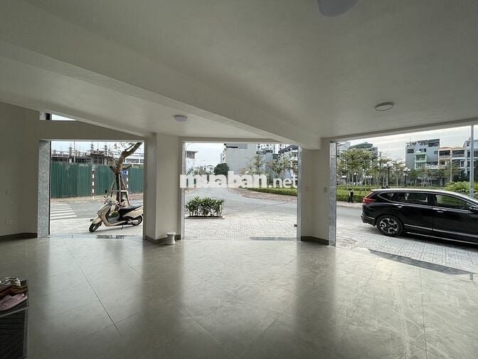 Mặt bằng kd siêu đẹp 3 mặt tiền, view vườn hoa, sát trường học