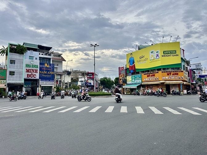 Cho thuê mặt phố Lê Văn Sỹ, 120 triệu, 300m2, 3PN, 3WC, giá siêu hời