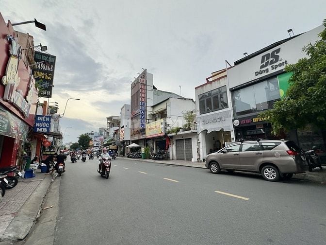 Cho thuê mặt phố Lê Văn Sỹ, 120 triệu, 300m2, 3PN, 3WC, giá siêu hời