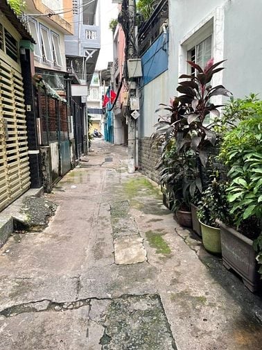 Bán nhà hẻm 3 gác thẳng 1 trục Trần Phú Q.5 : + Vị trí rất trung tâm