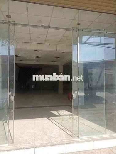cho thuê mặt bằng rộng kinh doanh sầm uất có sẵn cửa kính có vỉa hè