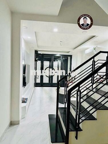 Nhà nguyên Căn Nguyễn Khoái Quận 4, 5 Tầng, 5PN tiện ở làm văn phòng